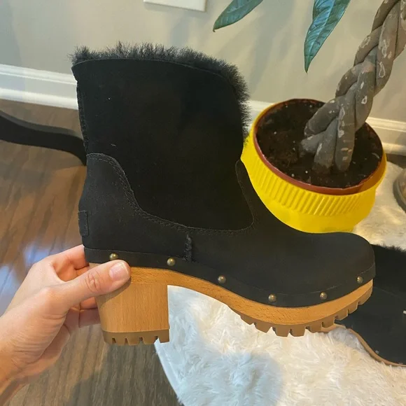 ✨Ugg (NWOT) Suede Boots Size 6✨ - Picture 4 of 6